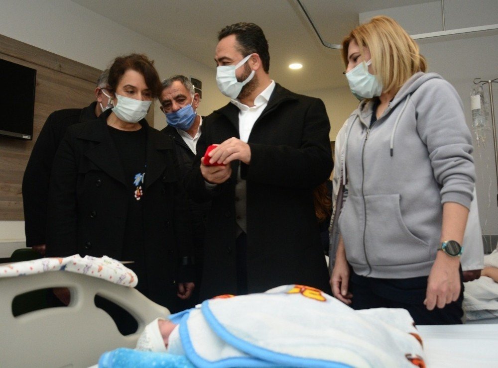 Gürbüz’den Yeni Doğan Bebeğe Altın
