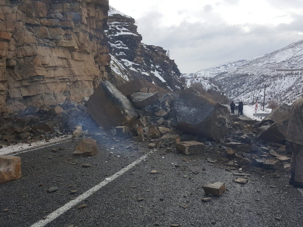 Hakkari-çukurca Kara Yoluna Kaya Düştü
