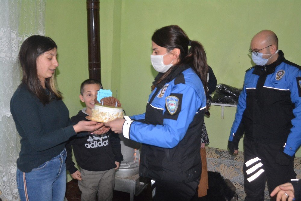 Hakkari Polisinden Melek’e Doğum Günü Sürprizi