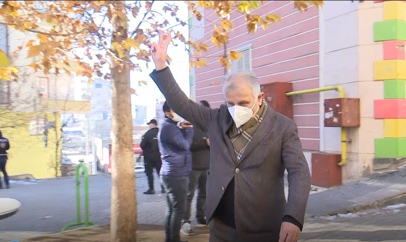 Hdp Önünde ‘zafer İşareti’ Gerginliği