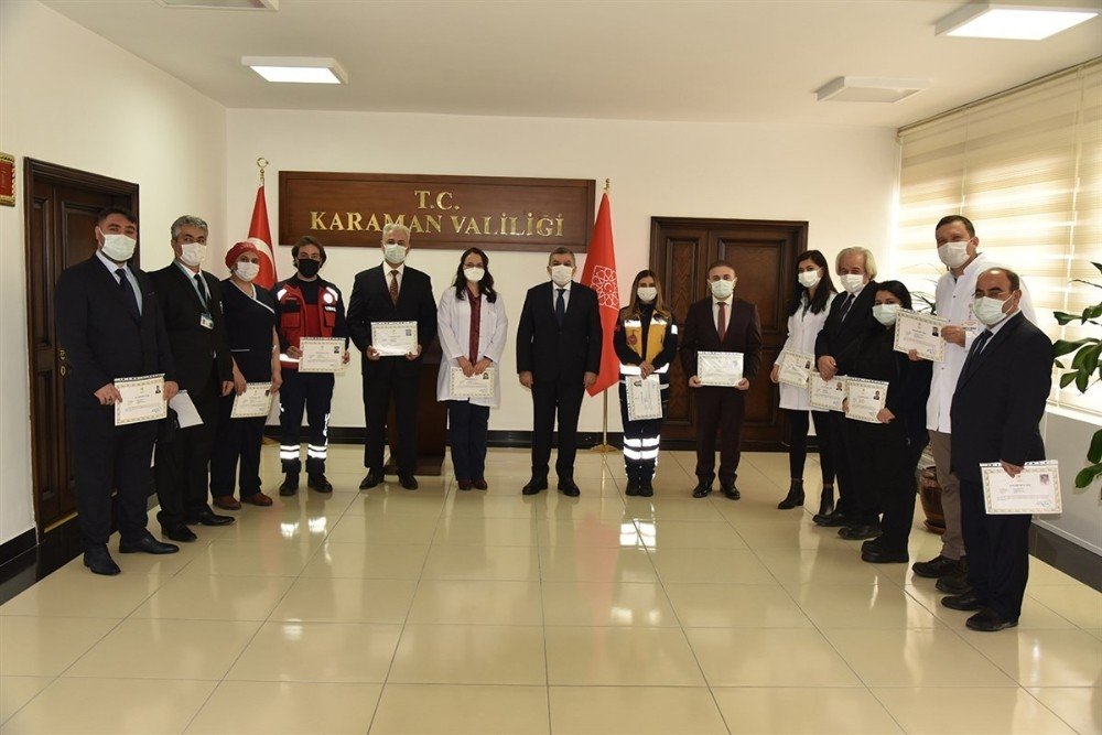 Vali Işık’tan Sağlık Çalışanlarına Başarı Belgesi