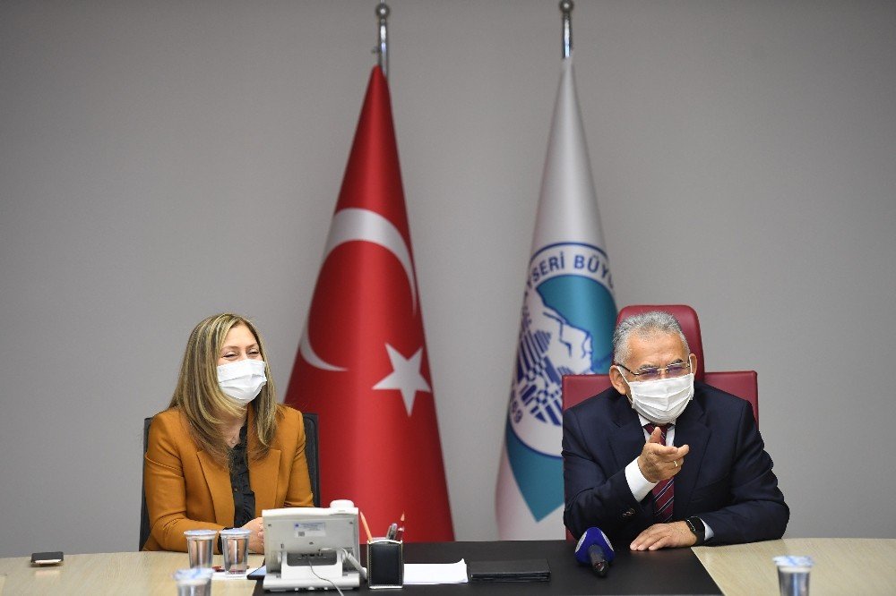 Büyükkılıç, Ak Parti Kayseri Kadın Kolları’nın Yeni Yönetimini Kabul Etti