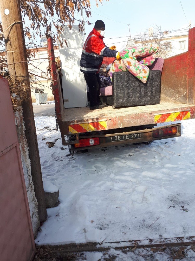 Başkan Cabbar’dan Kimsesiz Kadına Ev Taşıma Desteği