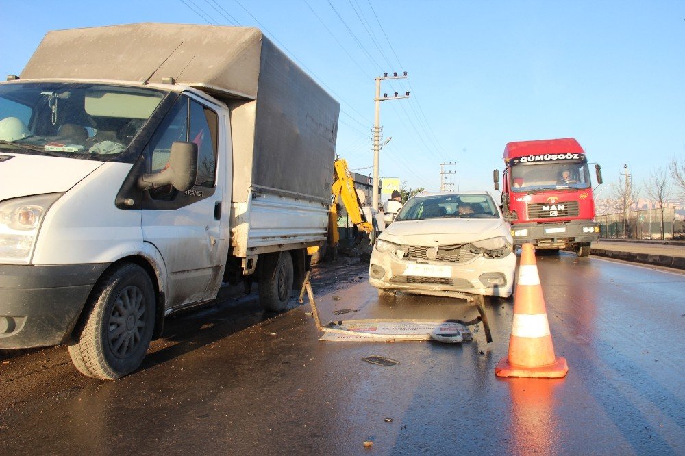 Yolda Doğalgaz Çalışması Yapan İşçilere Otomobil Çarptı: 3 Yaralı