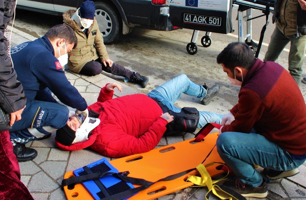 Yolun Karşısına Geçmek İsteyen Kadına Motosiklet Çarptı: 2 Yaralı