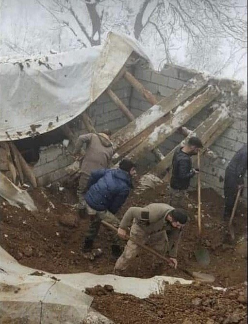 Tavanı Çöken Ahırın İçindeki Hayvanlar Telef Oldu