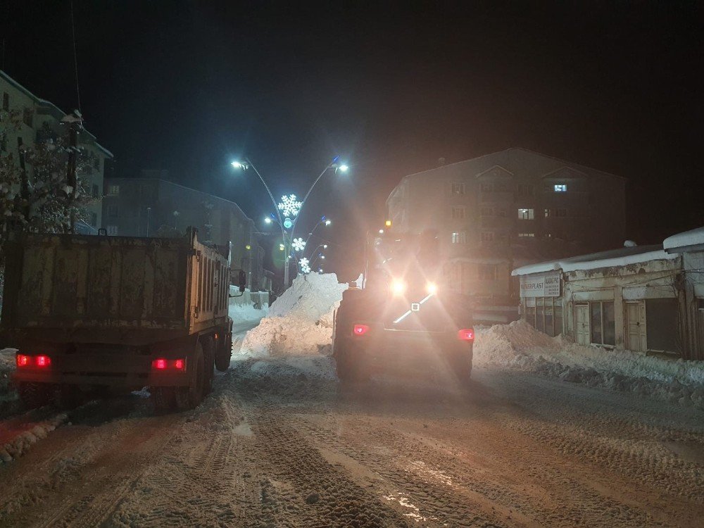 Ağrı’da Kar Temizleme Çalışmaları Gece Boyu Devam Etti