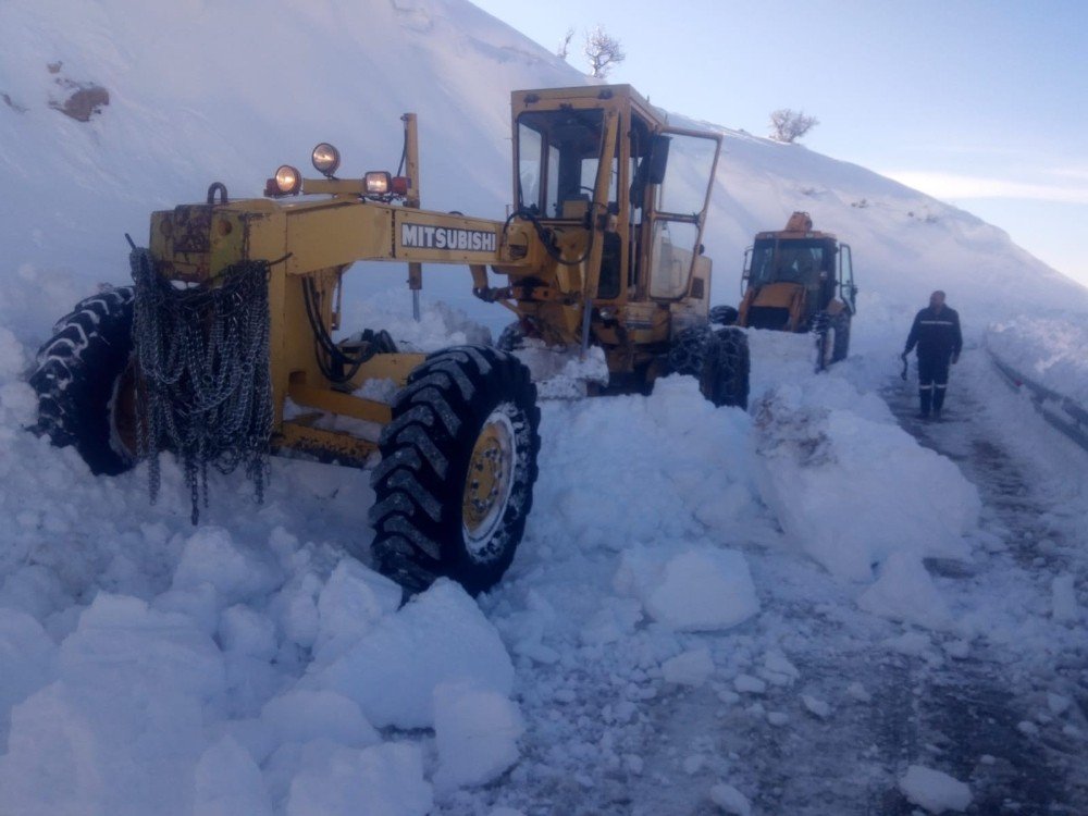 Tunceli’de “karla Mücadele” Ekipleri Kapalı Köy Yolları İçin 24 Saat Çalışma Yürütüyor