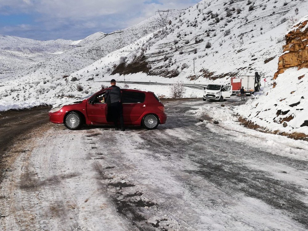 Uludere’de Yollar Buz Pistine Döndü, Kazalar Kaçınılmaz Oldu