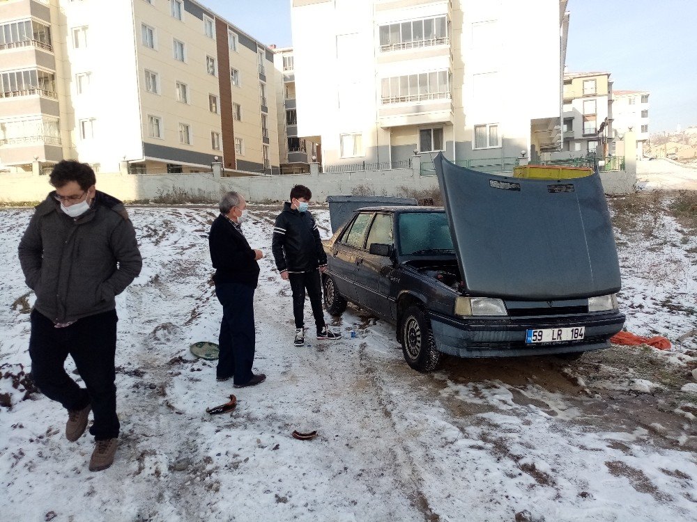 Yanan Otomobilini Kumla Söndürdü