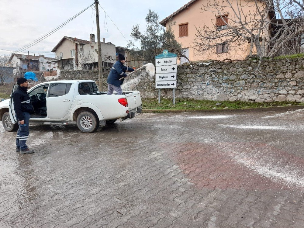 Yunusemre’de Buzlanan Yollarda Tuzlama Çalışması