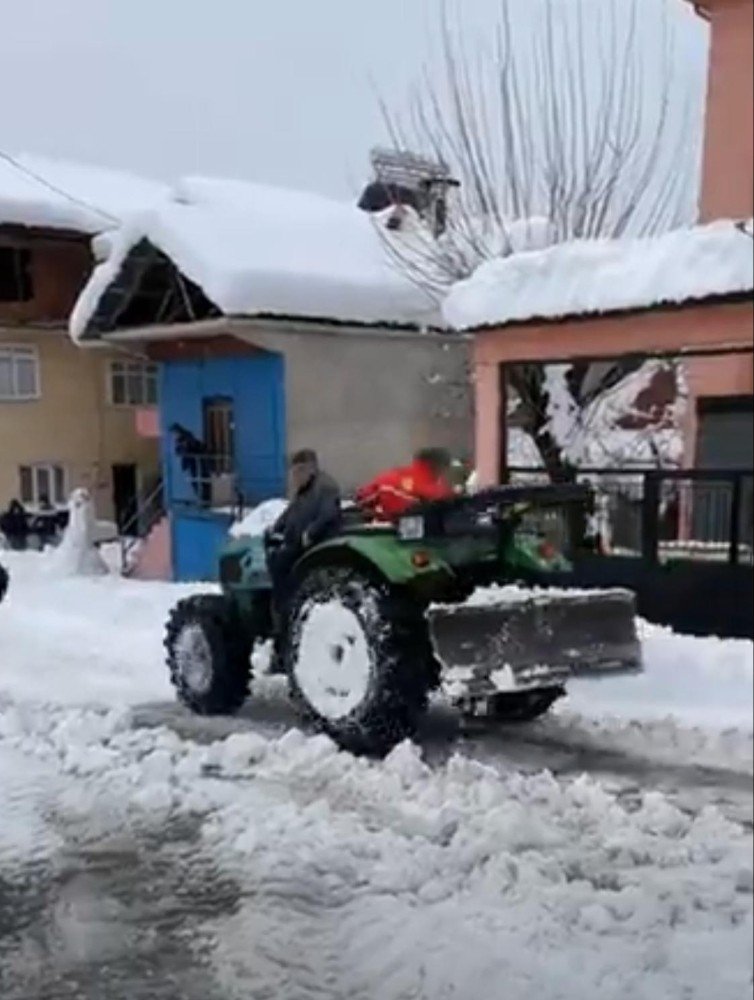 Köy Muhtarı Traktörle Yolları Açtı
