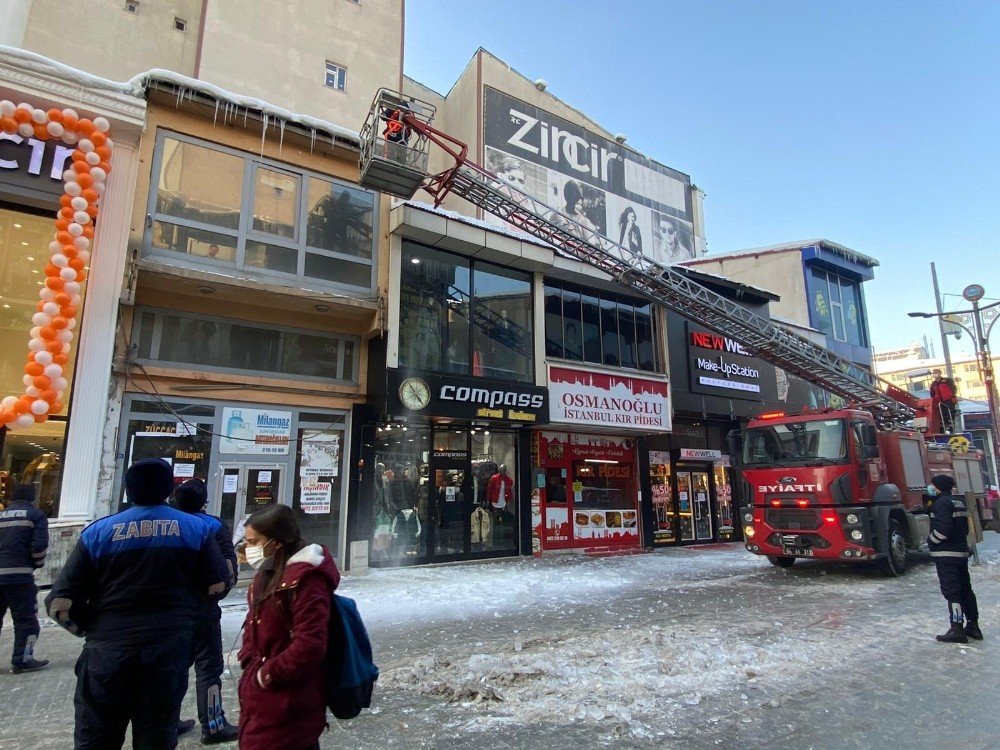 Ağrı Belediyesi Tehlike Saçan Buz Sarkıtlarını Kırdı