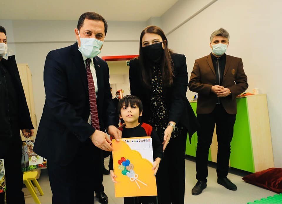 Vali Masatlı Ve Eşi Minik Öğrencilerinin Karne Sevincine Ortak Oldu