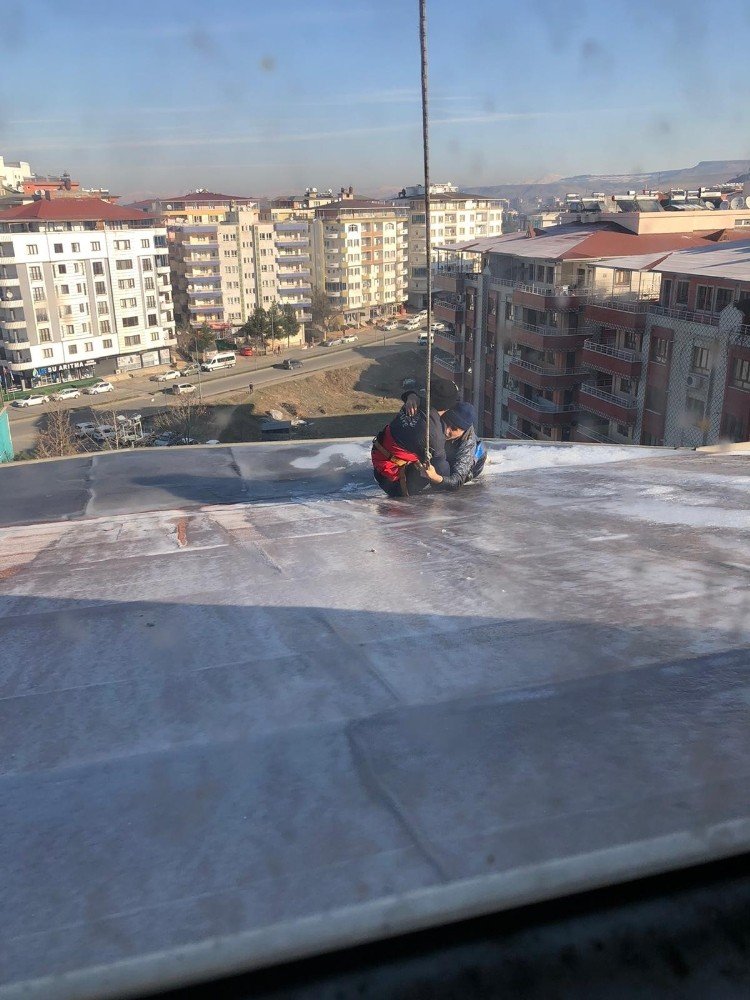 Ölümden Yağmur Suyu Oluğu Kurtardı