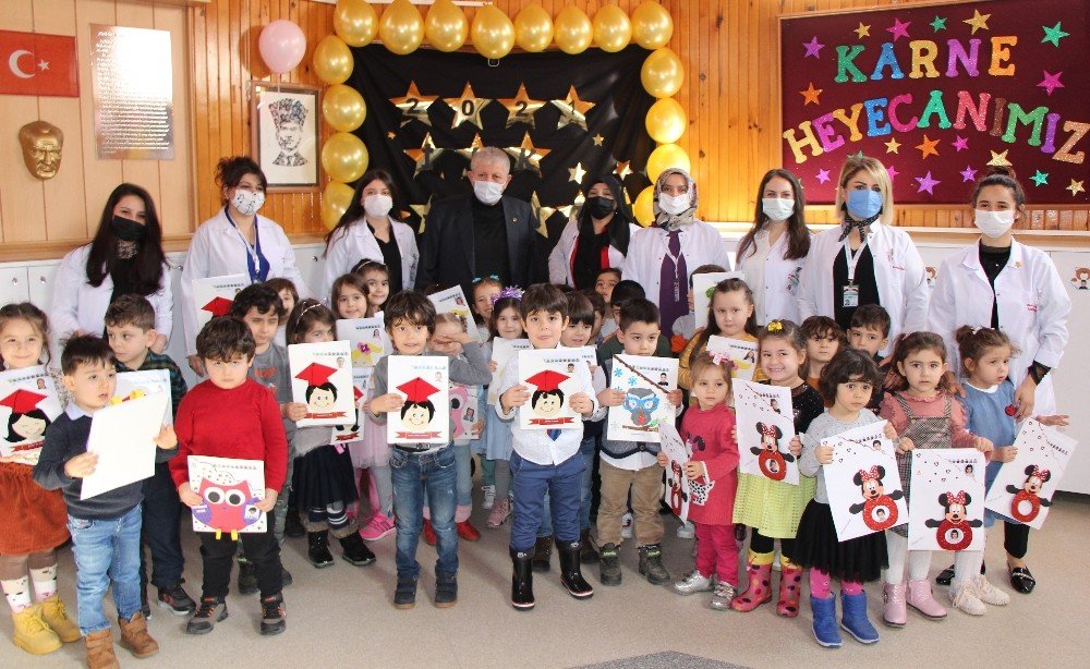 Başkan Sarı Minik Öğrencilere Karne Dağıttı