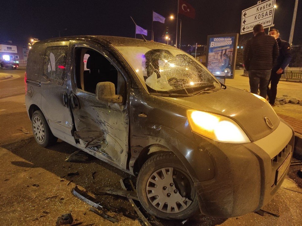 Kırmızı Işık İhlali Kazaya Neden Oldu: 1 Yaralı