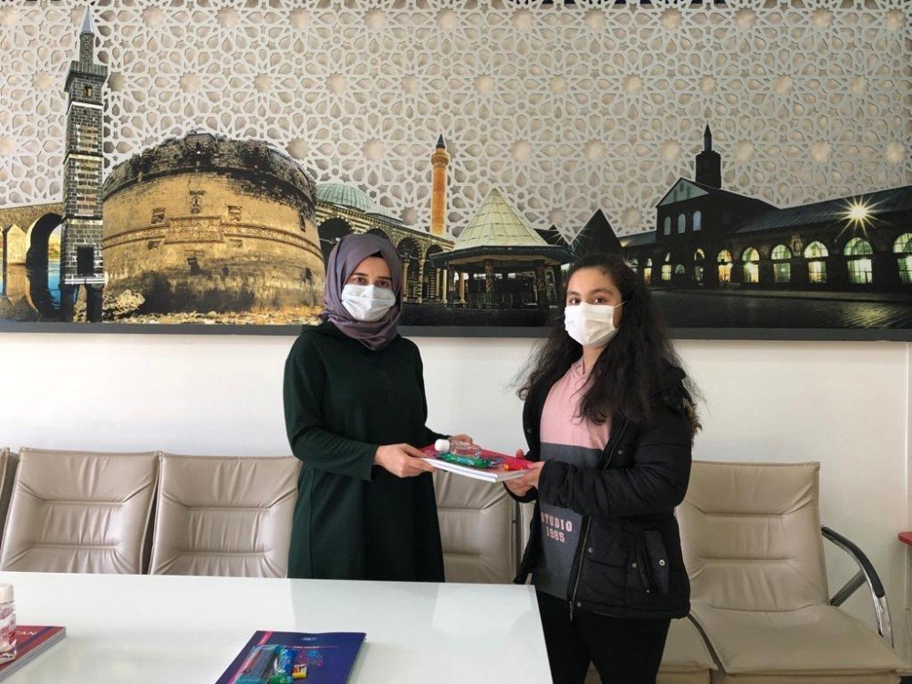Diyarbakır Bilgi Evindeki Başarılı Öğrenciler Ödüllendirildi