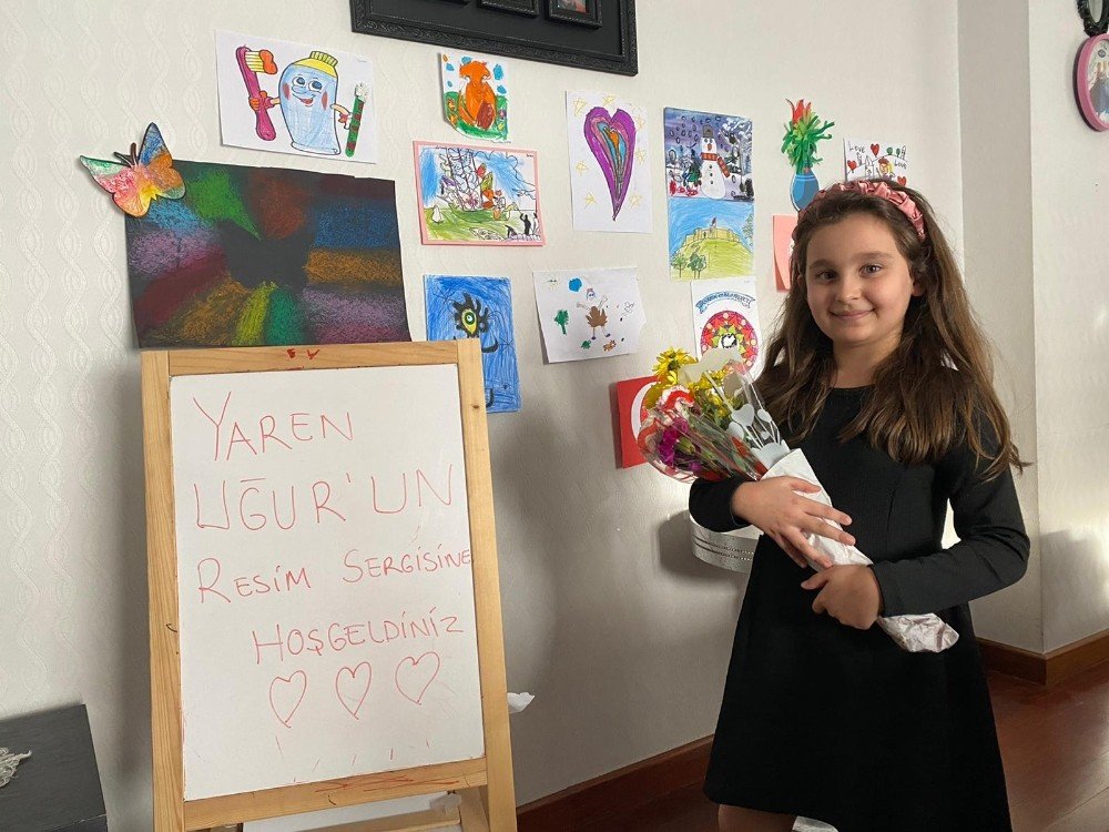 Gkv’li Minikler İlk Kişisel Resim Sergilerini Evlerinde Açtı