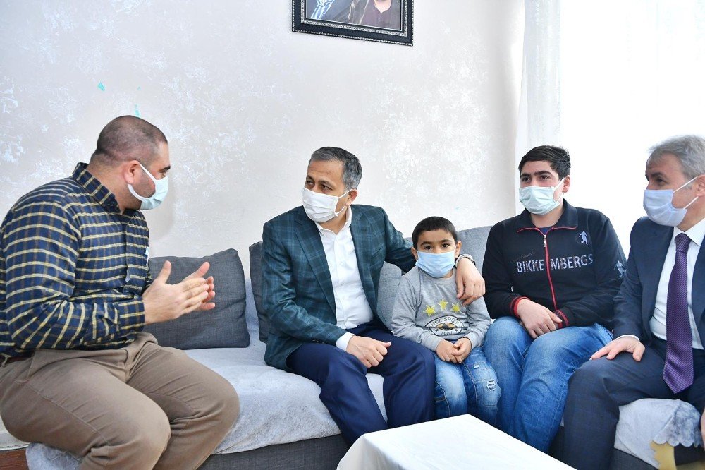 150 Bin Gıda Kolisi Hazırlandı, İlk Teslimatı Vali Yerlikaya Yaptı