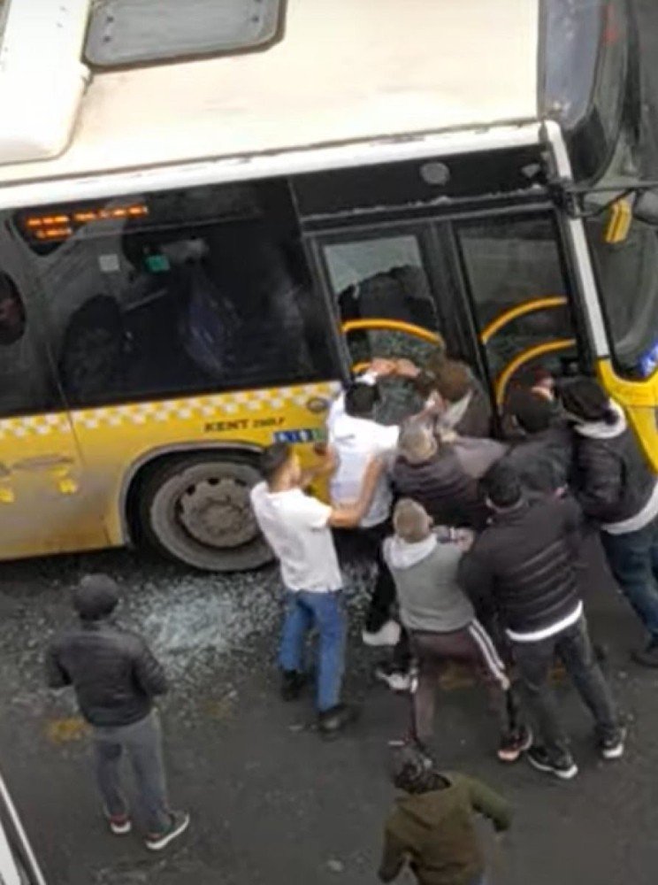 İstanbul’da Otobüsün Camını Kırıp Şoförü Ve Oğlunu Darp Ettiler