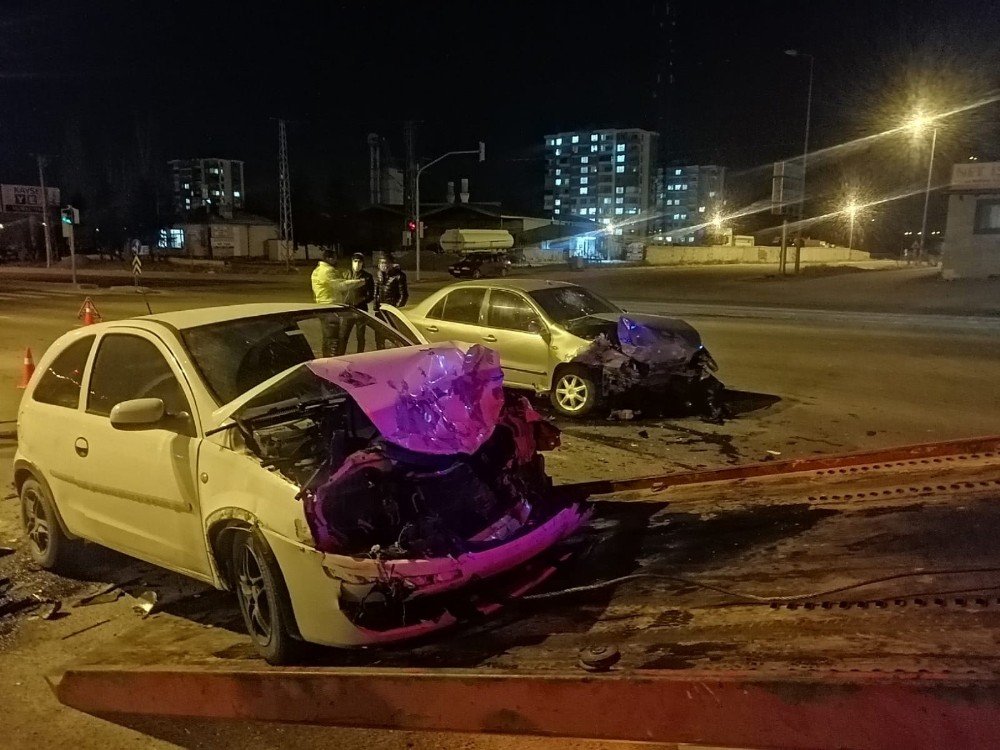 Otomobiller Kafa Kafaya Çarpıştı: 2 Yaralı