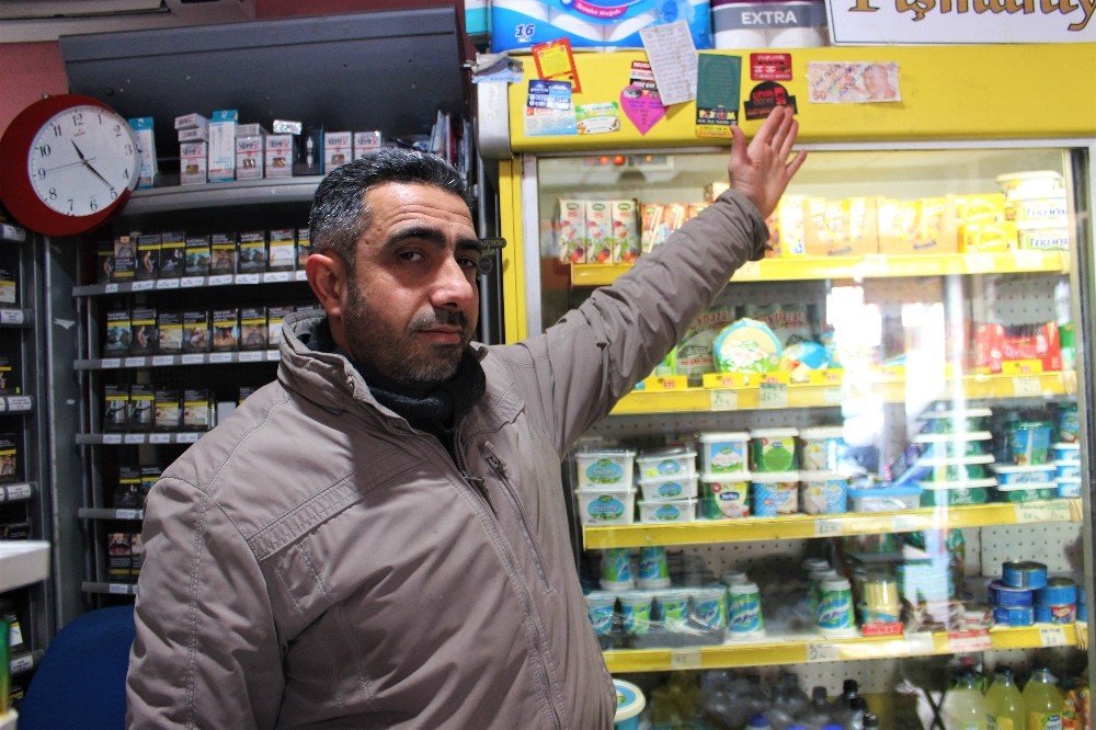 Kendisine Verilen Sahte Parayı Dükkanında Böyle Sergiliyor