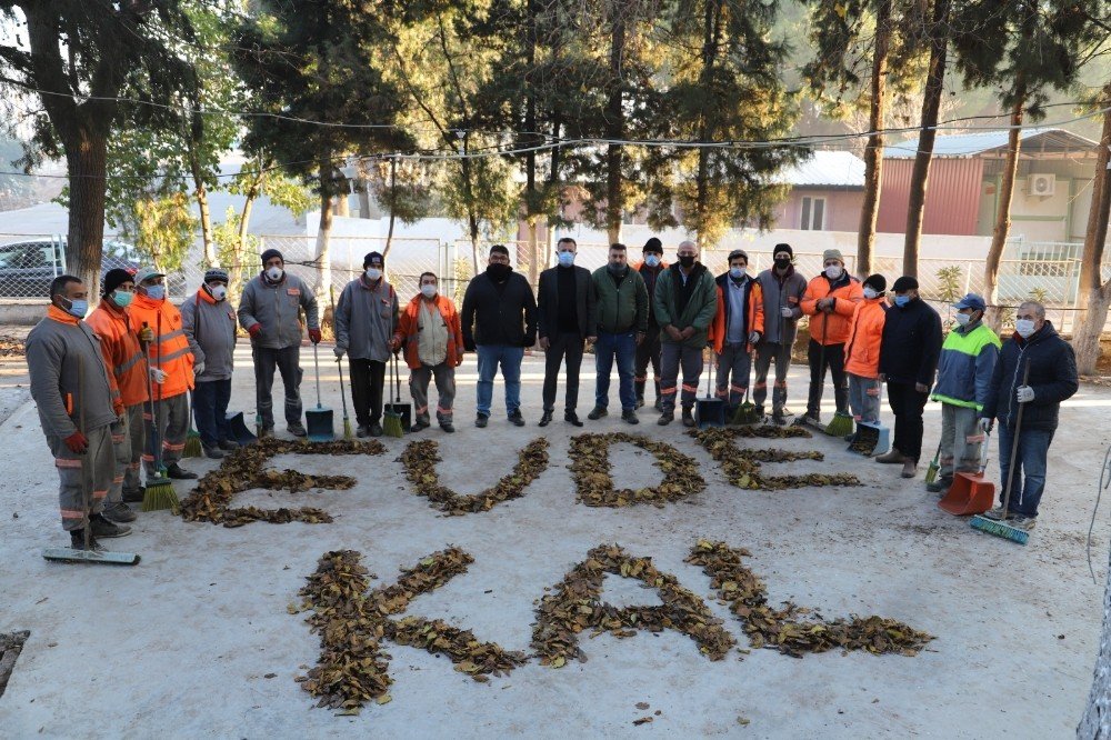Manisa’da Temizlik İşçilerinden ’evde Kal’ Mesajı
