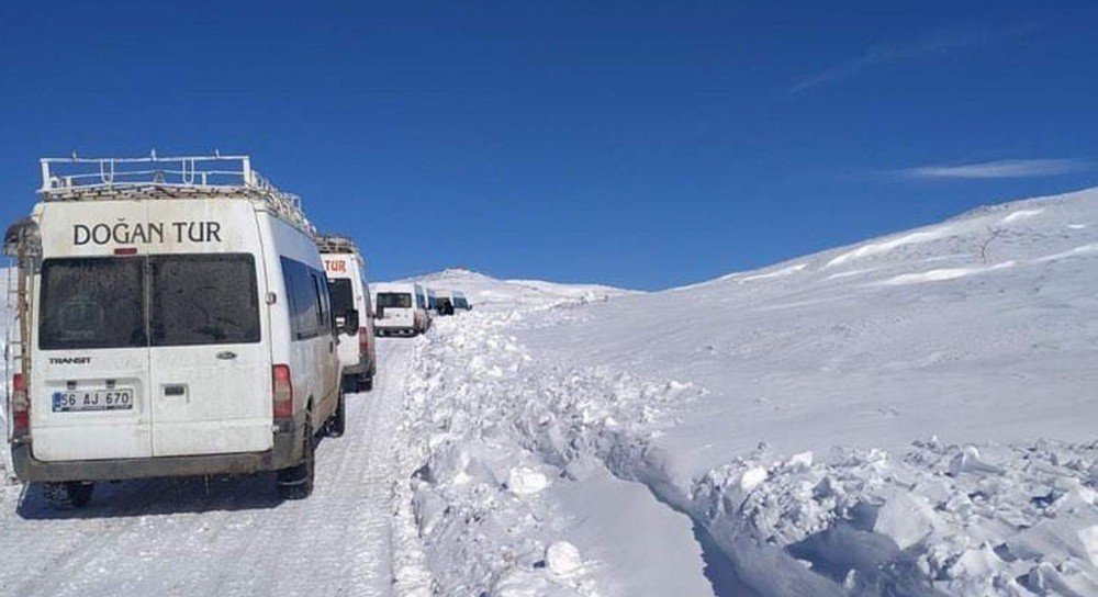 Köy Yolunda Karda Mahsur Kalan 6 Minibüs Kurtarıldı