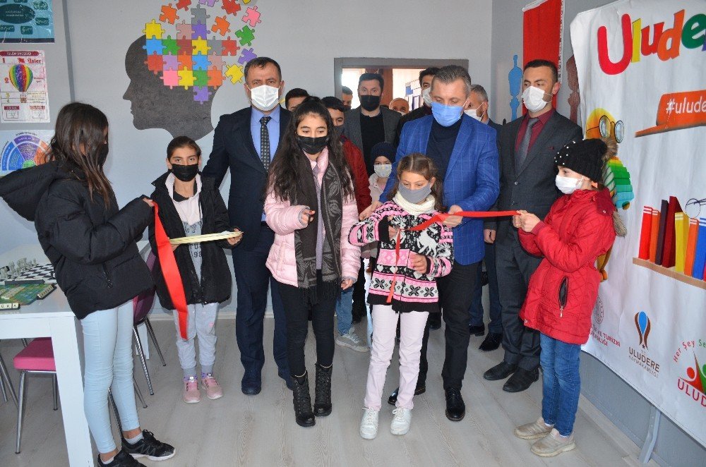 Uludere’de Karne Gününde Tam Donanımlı Matematik Sınıfının Açılışı Yapıldı