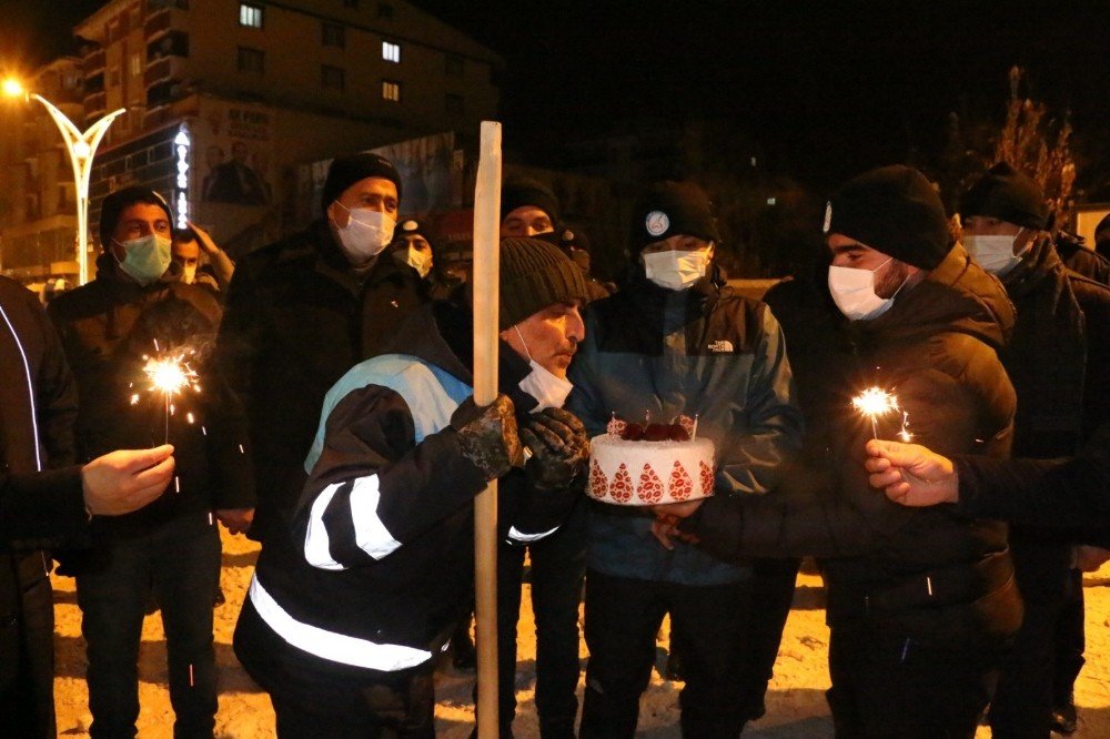 Temizlik İşçisine Eksi 15 Derecede Doğum Günü Sürprizi