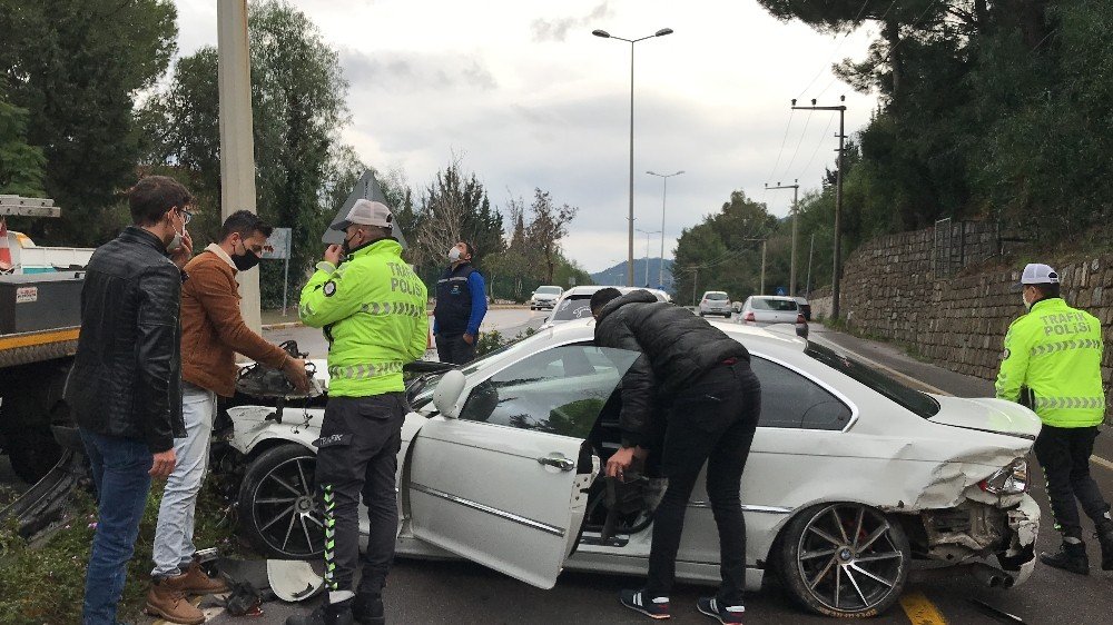 Yağmurun Kayganlaştığı Yolda Elektrik Direğine Çarptı