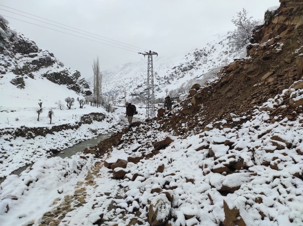 Heyelan 27 Köye Ulaşımı Kapattı, Ekiplerin 6 Saatlik Çalışması İle Yol Yeniden Açıldı