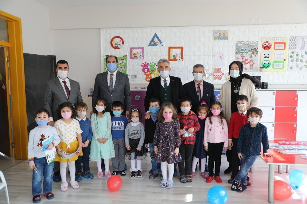 Yarıyıl Tatiline Giren Anaokulu Öğrencileri Performans Belgelerini Aldı