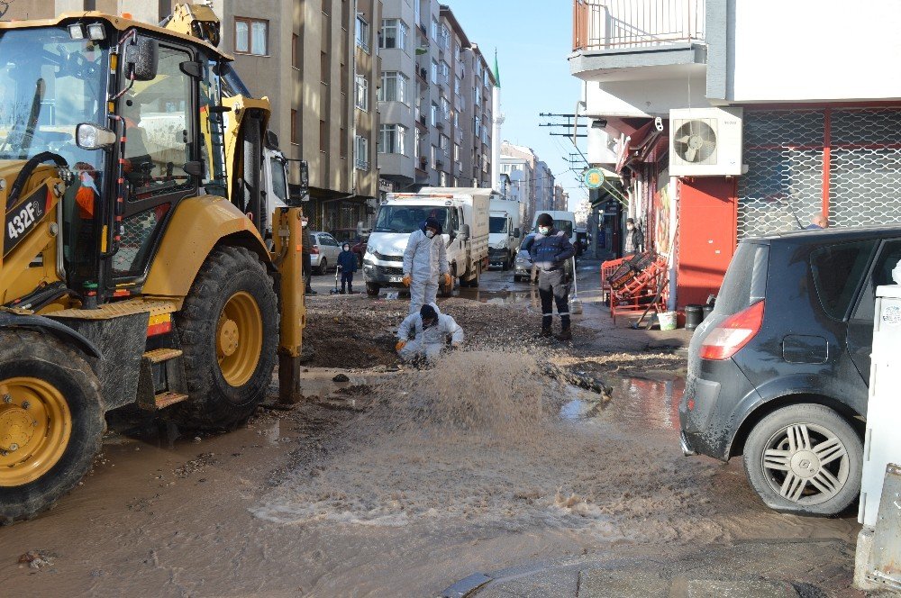 Şebeke Borusu Patladı, Sokaklar Gölete Döndü