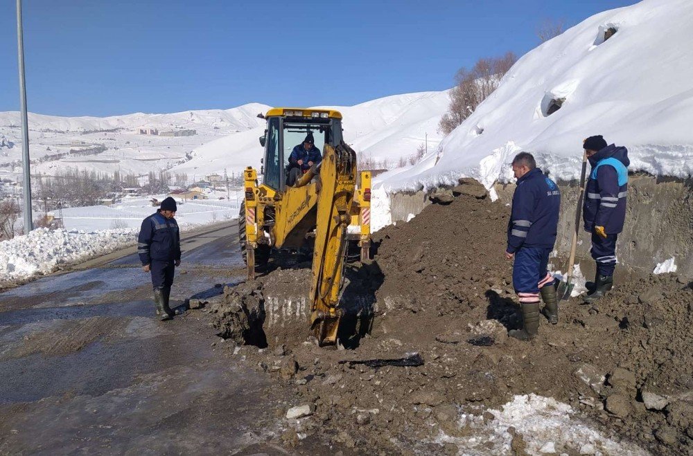 Hakkari’de Dondurucu Soğukta Su Mesaisi
