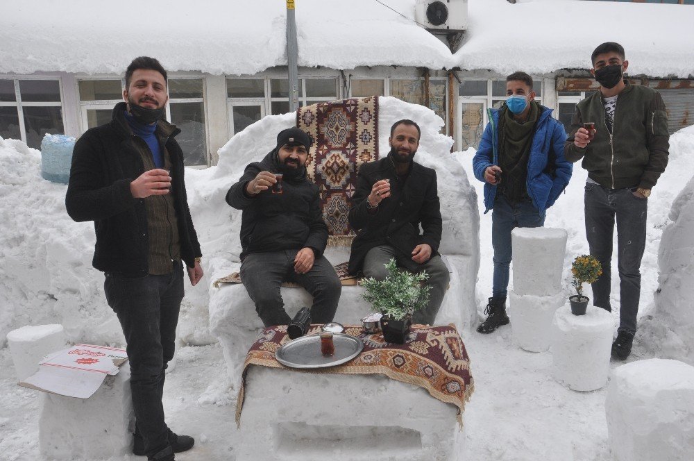 Kardan Masa, Sandalye Ve Koltuk Yapıp Müşteri Beklediler