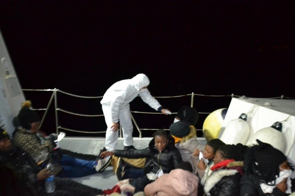 İzmir Açıklarında 21 Düzensiz Göçmen Kurtarıldı