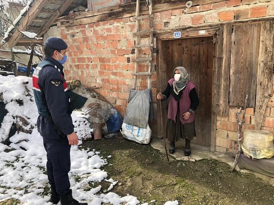 Jandarma Ekipleri, Yaşlıları Çocukları Ve Torunları İle Görüştürdü