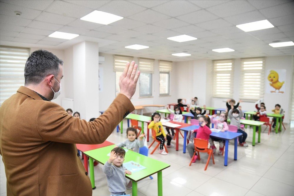 Başkan Ertuğrul Çetin, Minik Öğrencilerin Karne Heyecanına Ortak Oldu