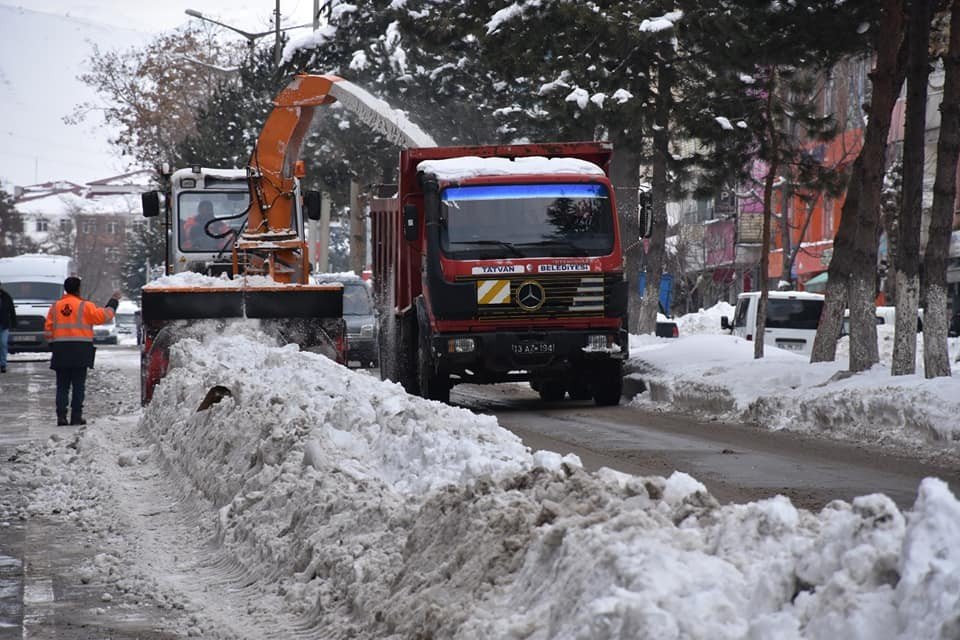 Tatvan’da Karlar Kamyonlarla Şehir Dışına Taşınıyor