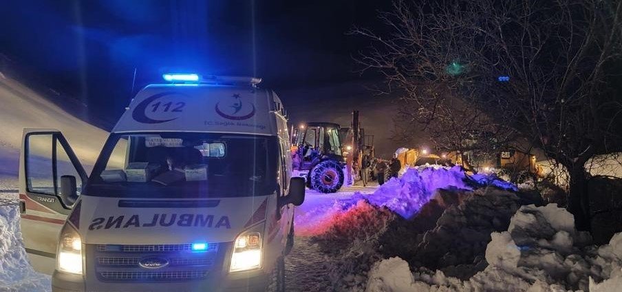 Siirt’te Kar Yolları Kapattı, Hasta Adam İçin Ekipler Seferber Oldu