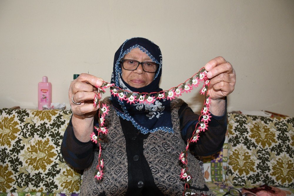 81 Yaşındaki Pakize Teyze, İğne Oyası İle 4 Çocuk Okutup, Evlendirdi