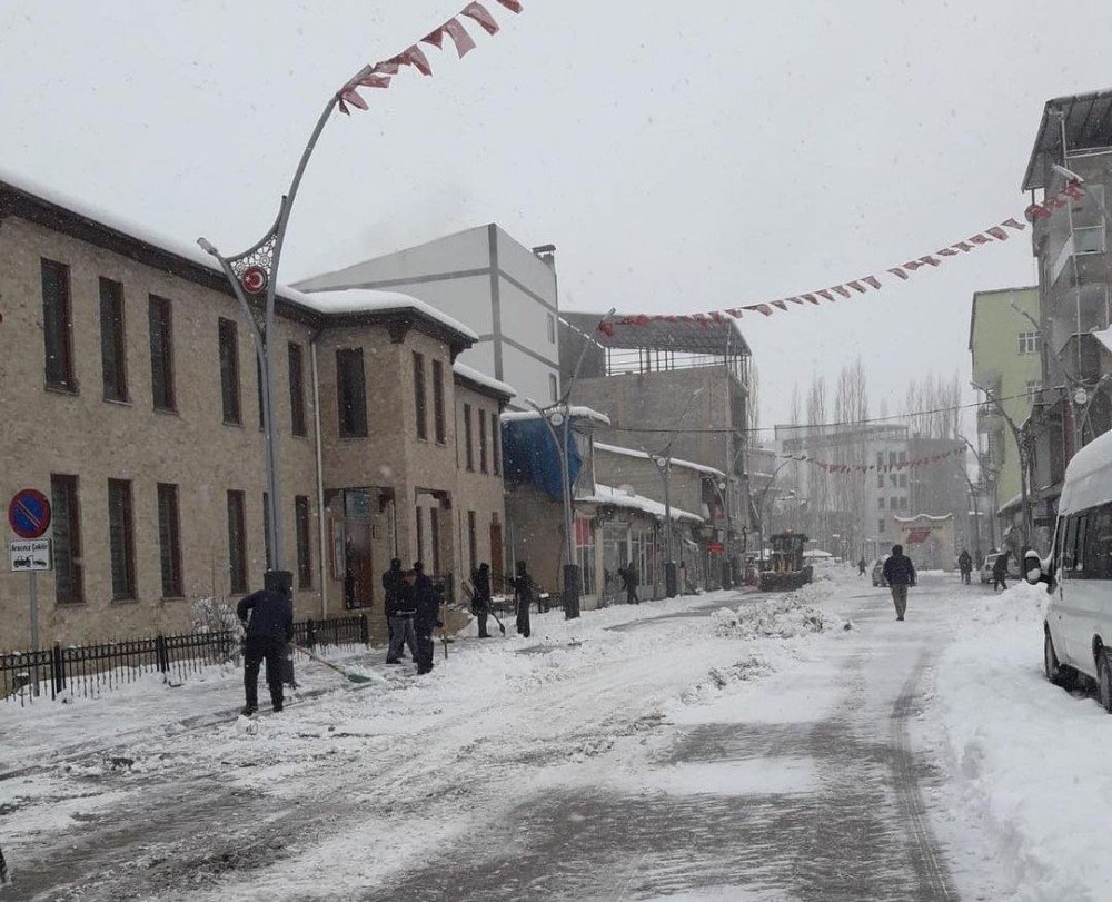 Büyükler Kar Temizledi, Çocuklar Kızak Kayarak Eğlendi