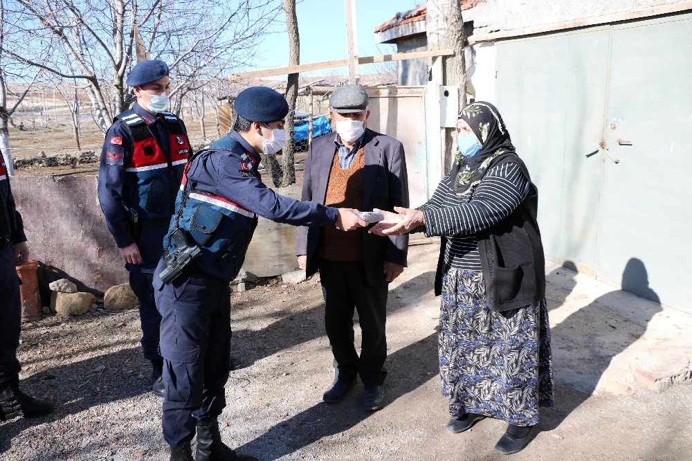 Parola "bayrak" Dediler, Yaşlı Çiftin 60 Yıllık Birikimini Aldılar
