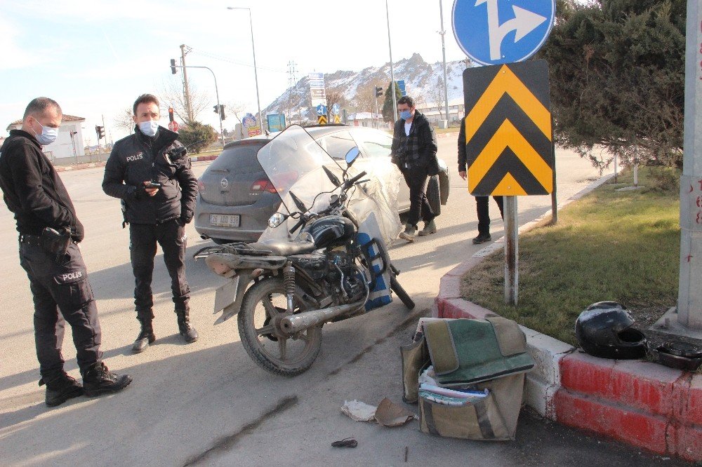 Otomobille Çarpışan Motosikletli Kurye Yaralandı