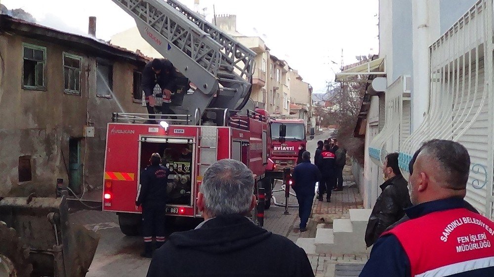 İki Katlı Ahşap Ev Yangın Sonrası Kullanılamaz Hale Geldi
