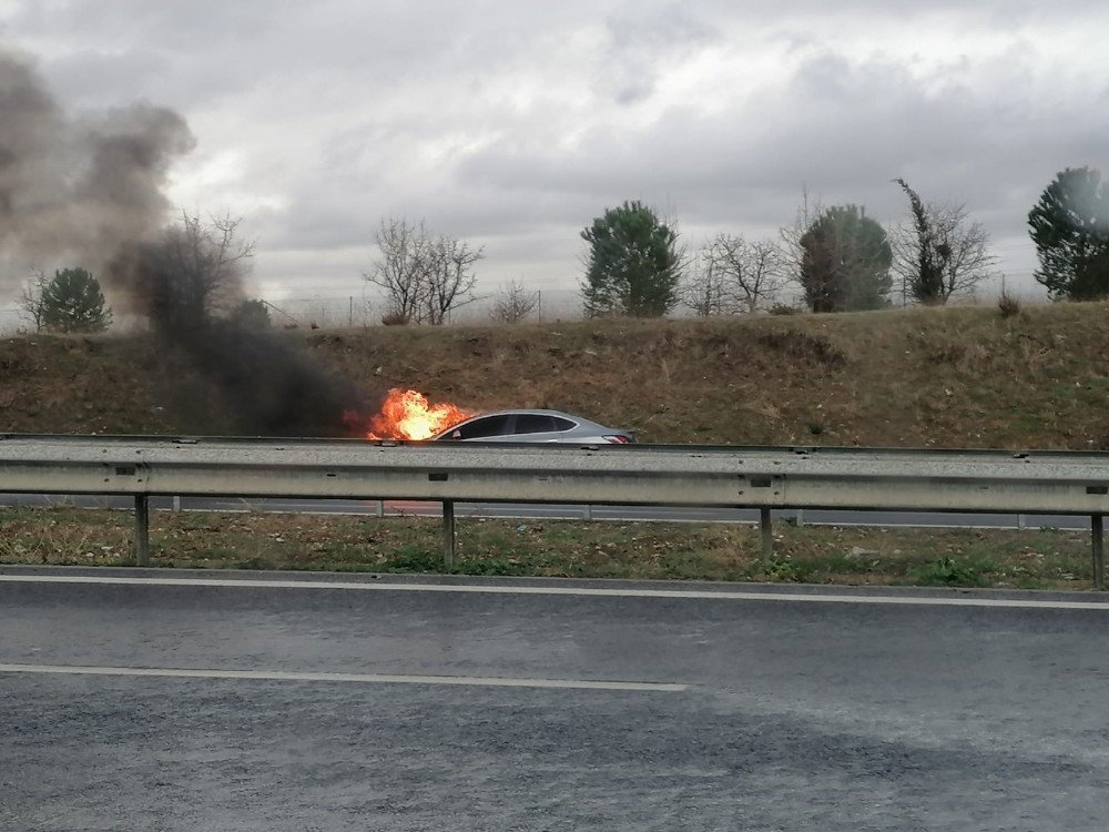 Otobanda Yanan Araç Kullanılamaz Hale Geldi
