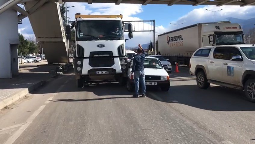Yaşlı Adam Kaza Yapınca İmdadına Polisler Yetişti