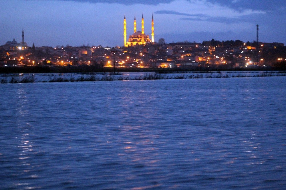 Taşkın Suları Deniz Kenarı İzlenimi Veriyor